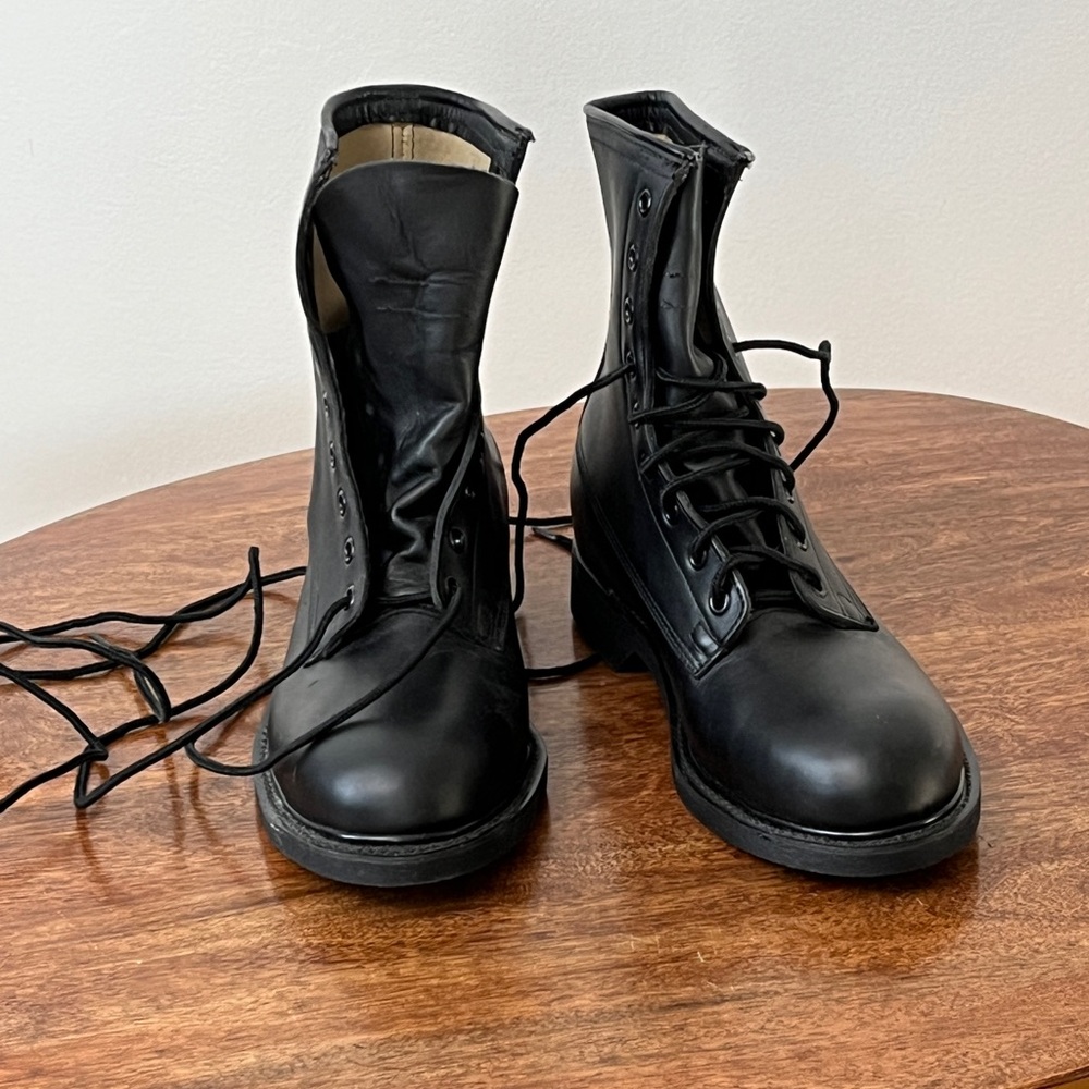 Deadstock military Wolverine World Wide Inc. 1994 leather Combat Boots size 7